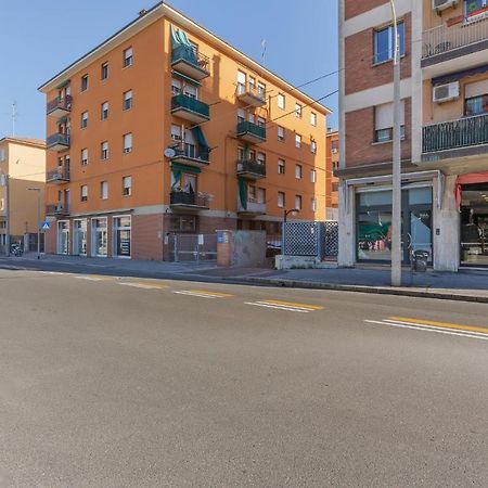 San Donato Fiere Essential Apartment W/Parking Bologna Bagian luar foto