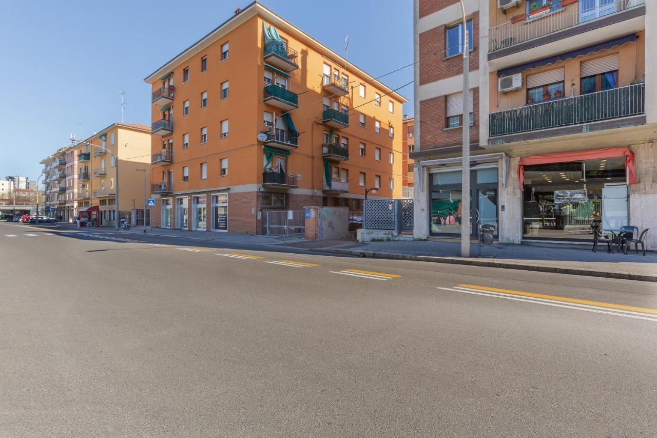 San Donato Fiere Essential Apartment W/Parking Bologna Bagian luar foto